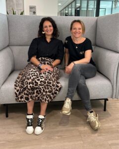 La manager de l’agence Actua Nancy, et la fondatrice de l’association Nina, un rayon de soleil, assises ensemble sur un canapé dans le cadre d'une interview.